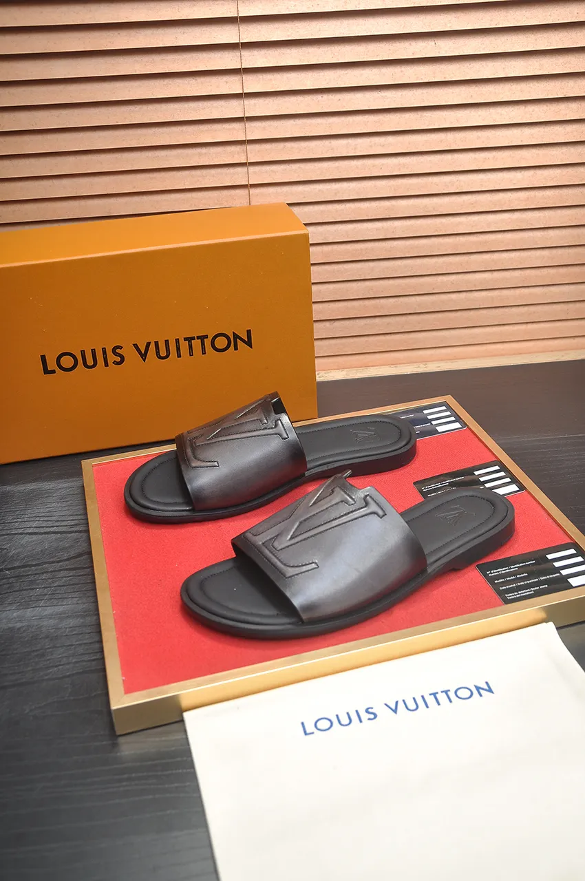 Men's shoes 💰360💶 [Louis Vuitton LV slippers] (high-end cowhide) counter 1:1 fashion style, a must-have for summer! The designer used LV’s iconic outsole. The original simple slippers instantly become fashionable! The upper is made of flexible special cowhide leather straps alternately, and the workmanship is exquisite! A must-have for stylish men in summer, size 38-46 (45 46 customized)